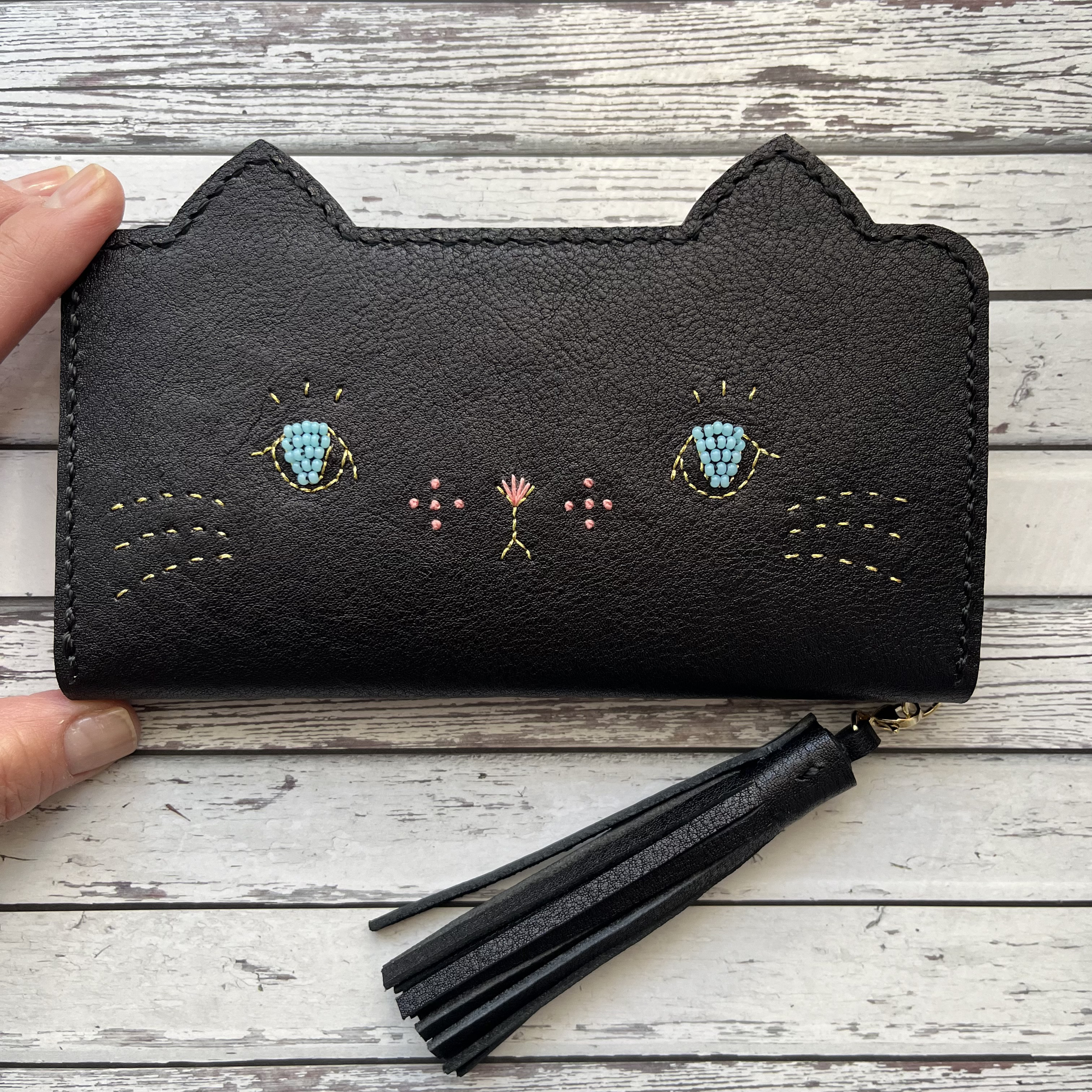 【受注制作】ねこのお顔 ビーズのお目目ver. 青い目の黒猫　手帳型スマホケース　ダコタレザー　全機種対応 5,180円