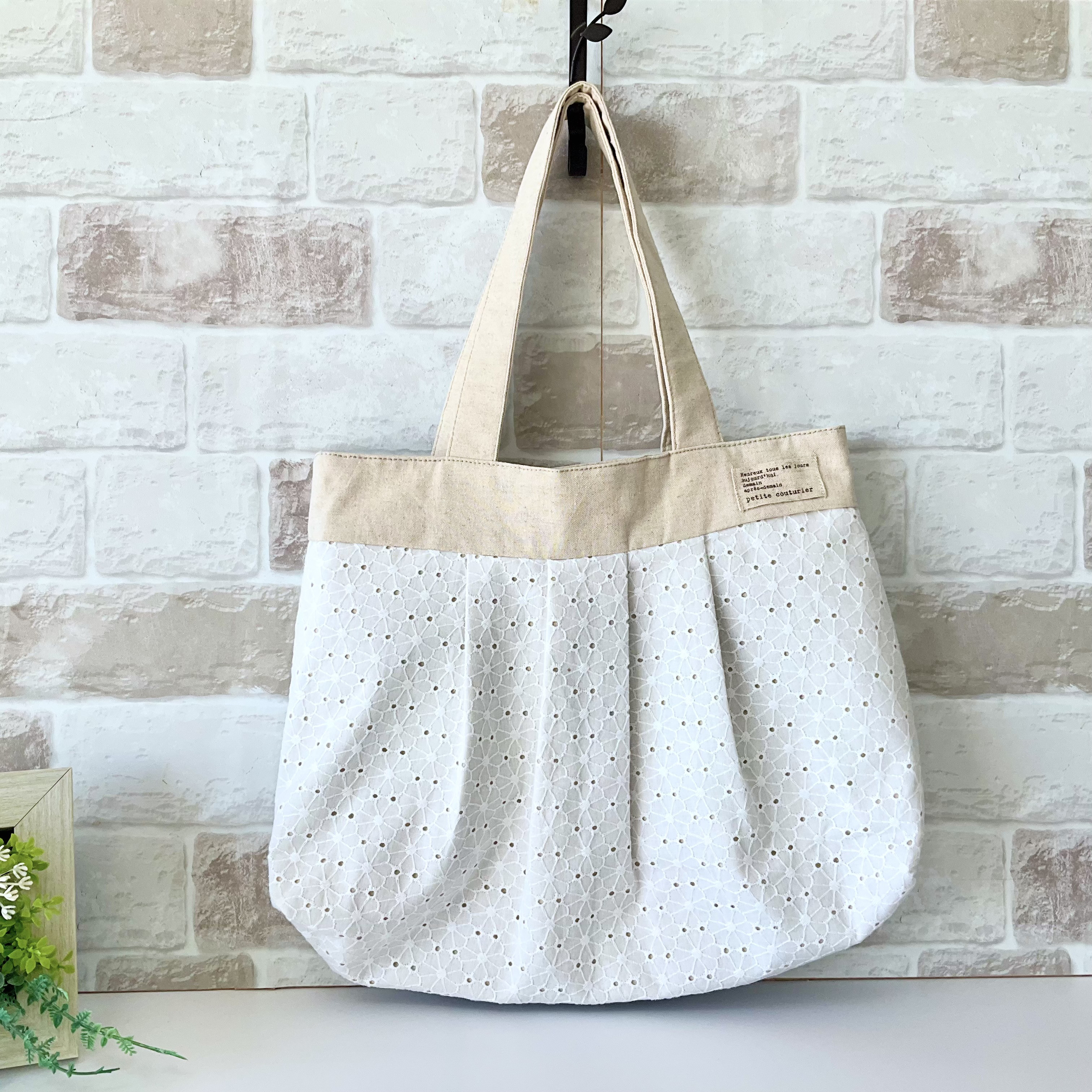 【ファスナー付きMサイズ】花柄レース　綿麻グラニーバッグ　生成り ＜通勤バッグにオススメサイズ！＞