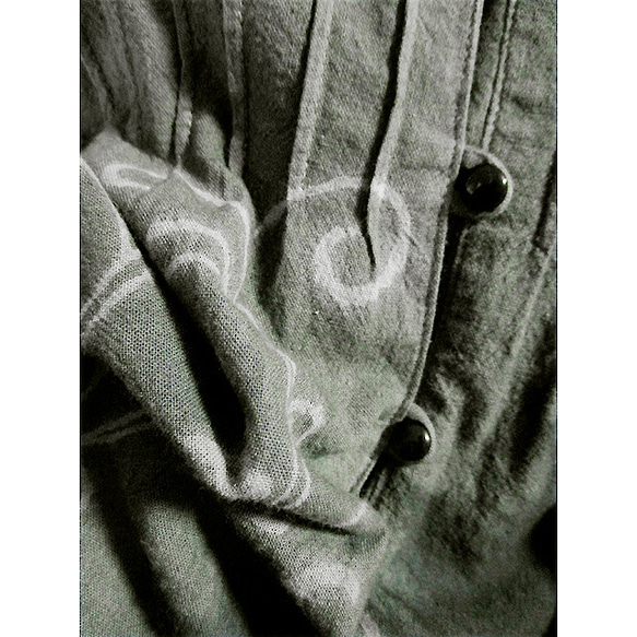 六分袖コットンチュニック（半円絞り染）（唐草模様）（青味グレー色濃淡） 6枚目の画像