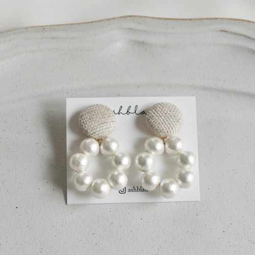 イヤリング/ピアス クリームグレーくるみボタン×コットンパールフープ 