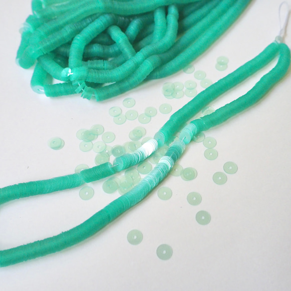 フランス製 スパンコール 4mm 透明 ペールグリーン #PA06-P.GR / オートクチュール刺繍 リュネビル刺繍 1枚目の画像