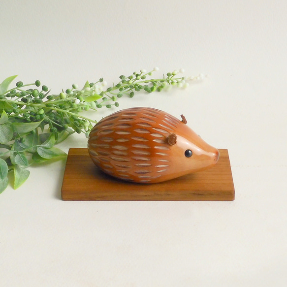 ハリネズミ (★台付き)   wooden hedgehog 2枚目の画像