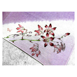 綿ハンカチ（絞り染）（ラン）（赤紫色濃淡に白色） 4枚目の画像