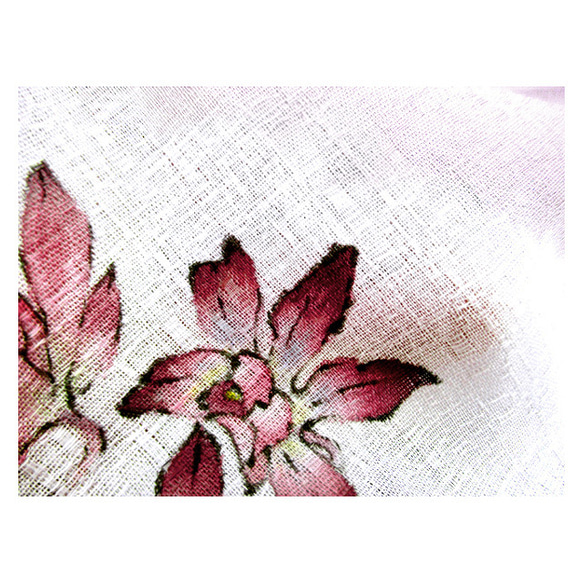 綿ハンカチ（絞り染）（ラン）（赤紫色濃淡に白色） 5枚目の画像