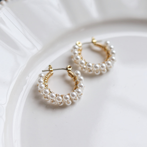 ホワイトパールのフープピアス・金アレ対応・チタンポスト ピアス