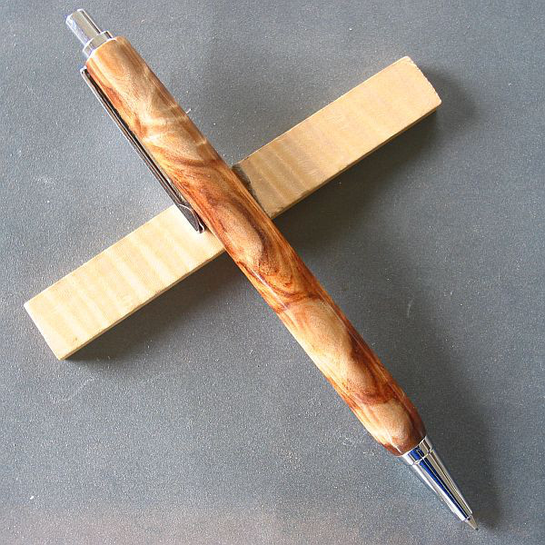 ◎自然の詩を奏でる 赤杉の金襴杢の木軸シャープペン・・・【即日発送