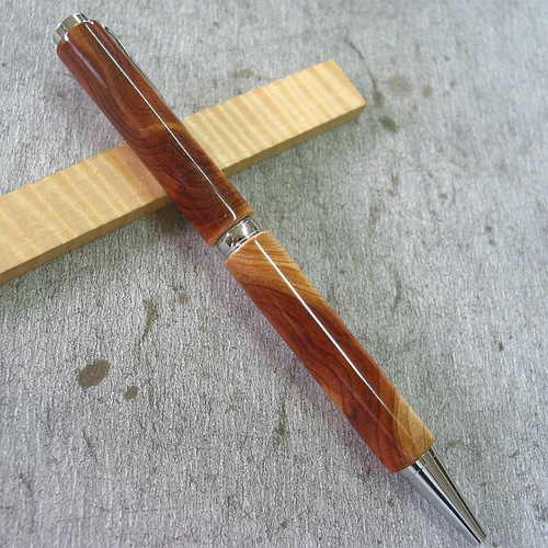 貝塚伊吹】 木軸ボールペン 紅白の木目と煌めく木肌が素敵【即日 貝塚伊吹】 木軸ボールペン 紅白の木目と煌めく木肌が素敵【即日