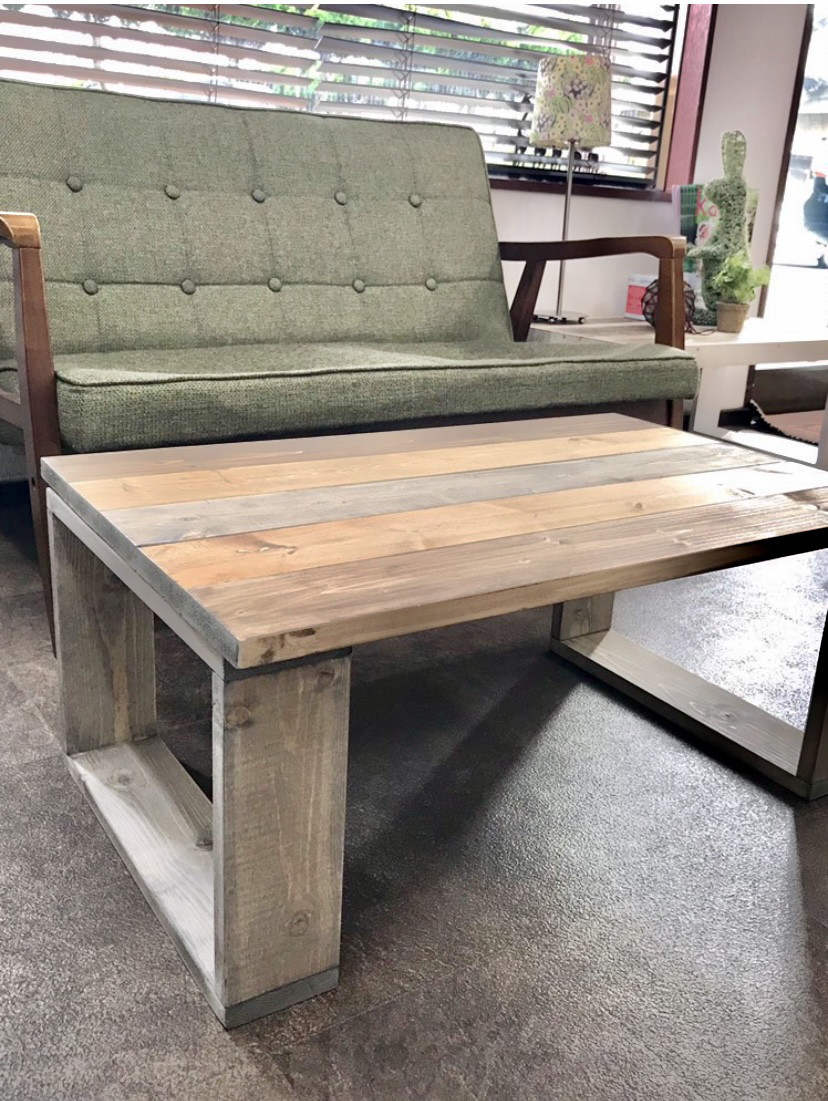 ユーズド感たっぷりの古材風テーブル002