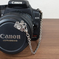 レンズがキラリ☆カメラチャームのレンズキャップストラップ