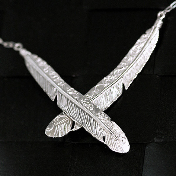飛舞的銀羽毛吊墜【日本境內免運費】兩根飛舞的蔓藤花紋羽毛和一條雕刻成羽毛圖案的項鍊 第9張的照片