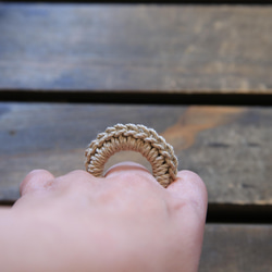 由麻繩和木珠製成的智慧型手機戒指 第4張的照片