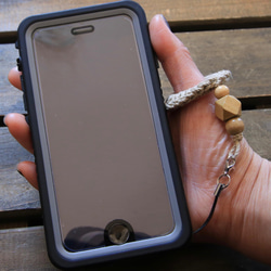 由麻繩和木珠製成的智慧型手機戒指 第3張的照片
