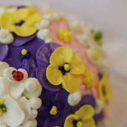 ５号サイズ　お花いっぱいののドーム型ケーキ（バタークリームケーキ、チーズケーキ味） 5枚目の画像