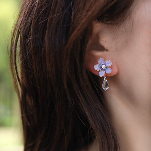 クリスタルと小さなすみれのピアス／イヤリング/樹脂ノンホールピアス