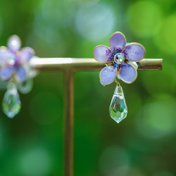水晶和小紫羅蘭耳環/耳環/樹脂無穿孔樹脂耳環: Violet violet flower 第2張的照片