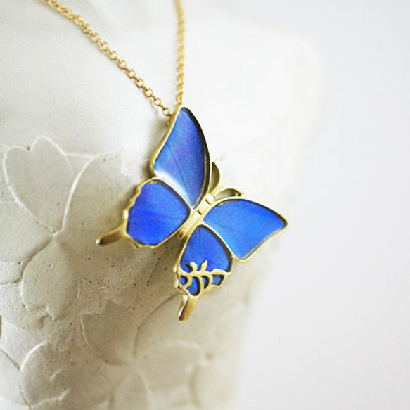 モルフォ蝶の大きなアンティークペンダント（ななめ