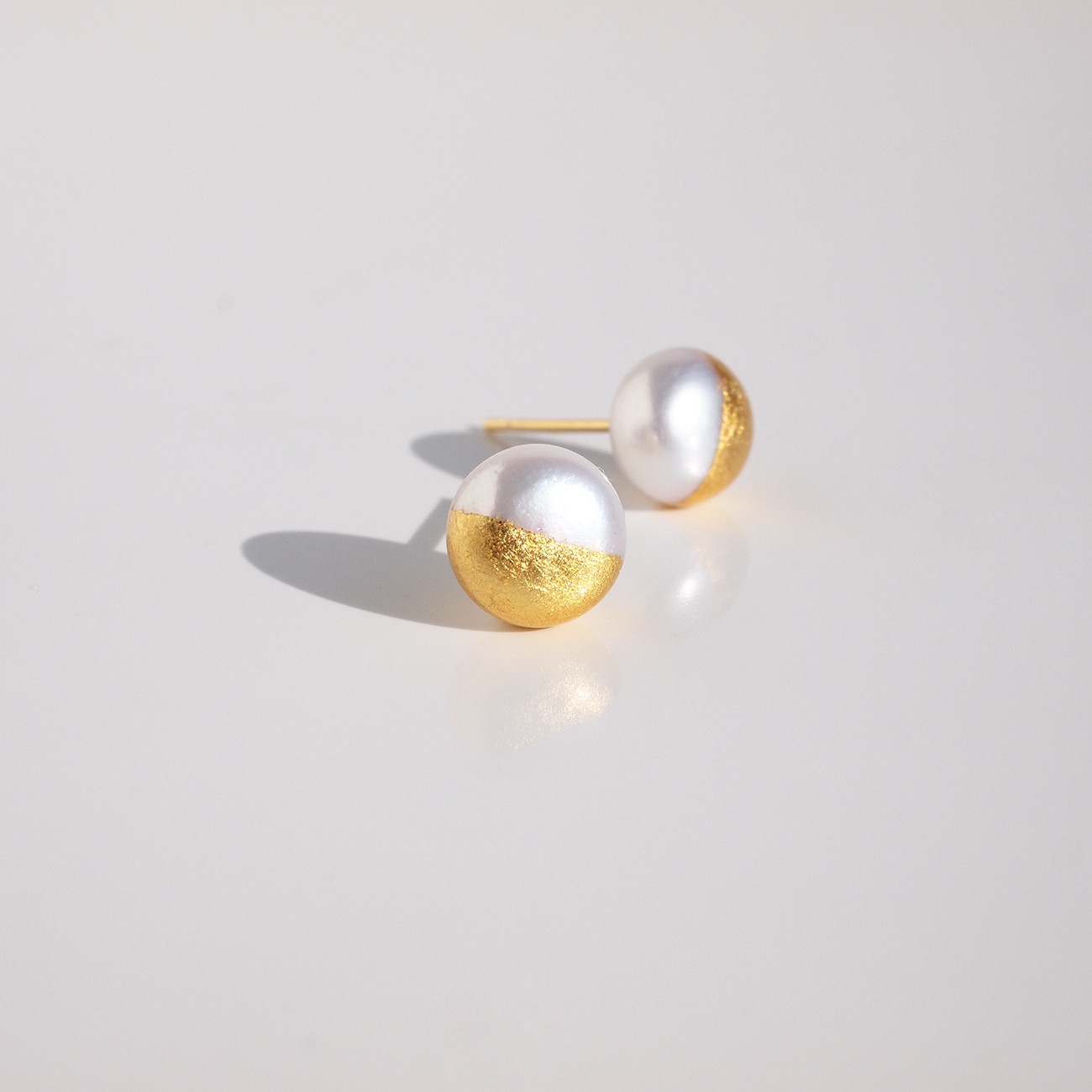 シンプル＋α 金箔パール[ピアス] ゴールド＆ホワイト 8mm 淡水