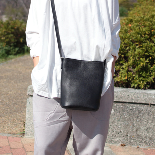 ブラックレザー バケツ型ショルダーバッグ