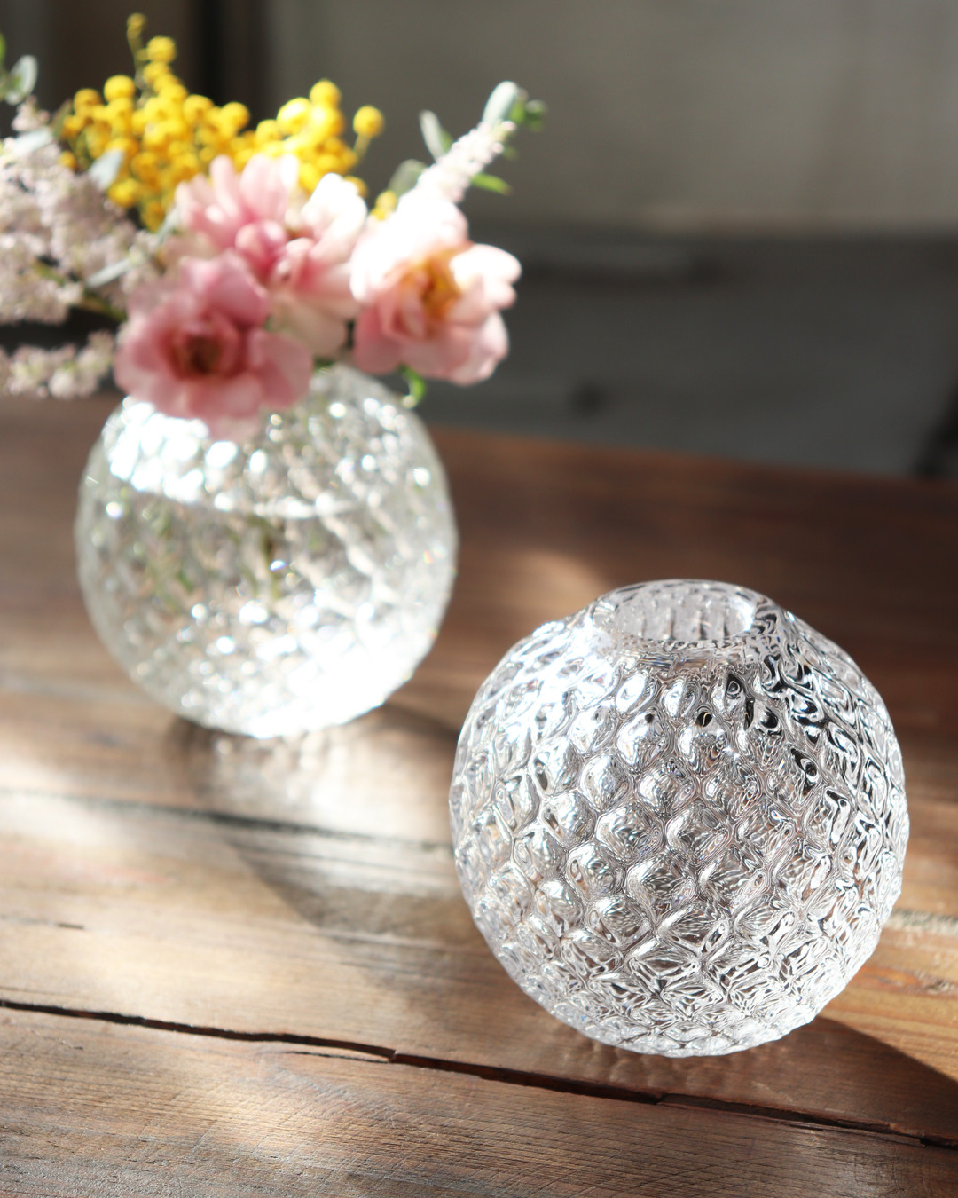 カメイガラス クリスタルドナウ 花瓶 赤色被せ切子 薩摩切子技法