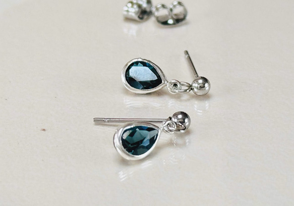 11月の誕生石　再入荷！〜シックブルーの雫〜 ロンドンブルートパーズのドロップカットピアス サージカルステンレス316L 4枚目の画像