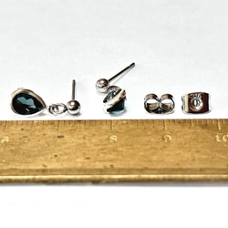 11月の誕生石　再入荷！〜シックブルーの雫〜 ロンドンブルートパーズのドロップカットピアス サージカルステンレス316L 10枚目の画像