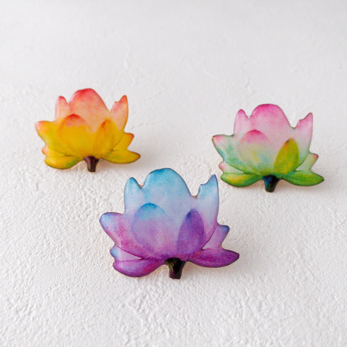ブローチです。花柄が 蓮の花ブローチ(イエロー/パープル/グリーン) ブローチ hiish