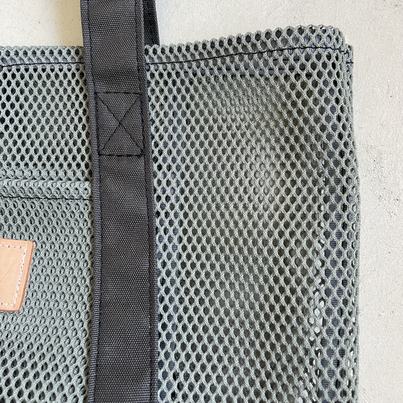 自立するナイロンメッシュのトートバッグ S-size【グレイッシュカーキ】 5枚目の画像