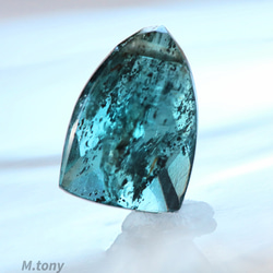 天然石モスカイヤナイト14kgf ペンダントネックレス トリトンカット「インクルージョンの魅力」ディープブルーカラー 7枚目の画像