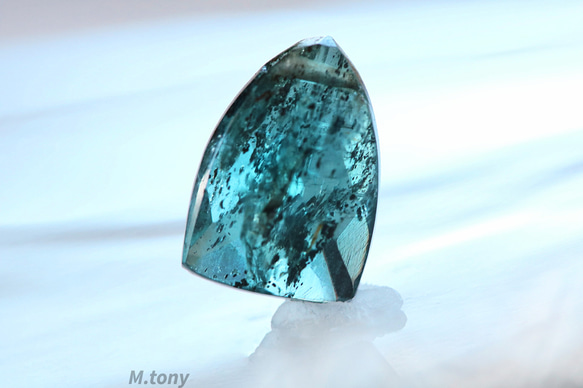 天然石モスカイヤナイト14kgf ペンダントネックレス トリトンカット「インクルージョンの魅力」ディープブルーカラー 7枚目の画像