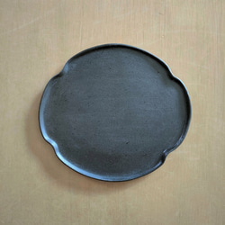 【訳あり品】パン皿（大）／黒・焼き〆陶器（レンジ、オーブン、食洗機ＯＫ） 4枚目の画像
