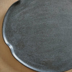 【訳あり品】パン皿（大）／黒・焼き〆陶器（レンジ、オーブン、食洗機ＯＫ） 3枚目の画像