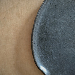【訳あり品】パン皿（大）／黒・焼き〆陶器（レンジ、オーブン、食洗機ＯＫ） 7枚目の画像