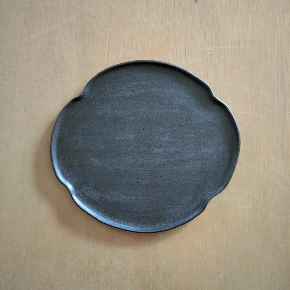 【訳あり品】パン皿（大）／黒・焼き〆陶器（レンジ、オーブン、食洗機ＯＫ） 6枚目の画像