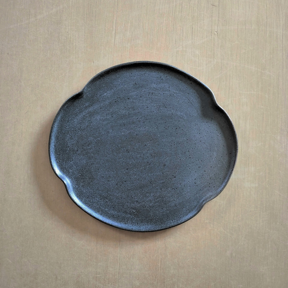【訳あり品】パン皿（大）／黒・焼き〆陶器（レンジ、オーブン、食洗機ＯＫ） 2枚目の画像