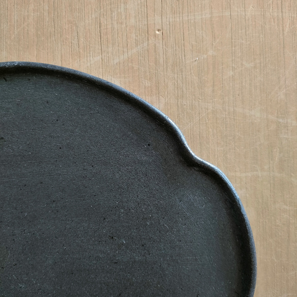 【訳あり品】パン皿（大）／黒・焼き〆陶器（レンジ、オーブン、食洗機ＯＫ） 5枚目の画像