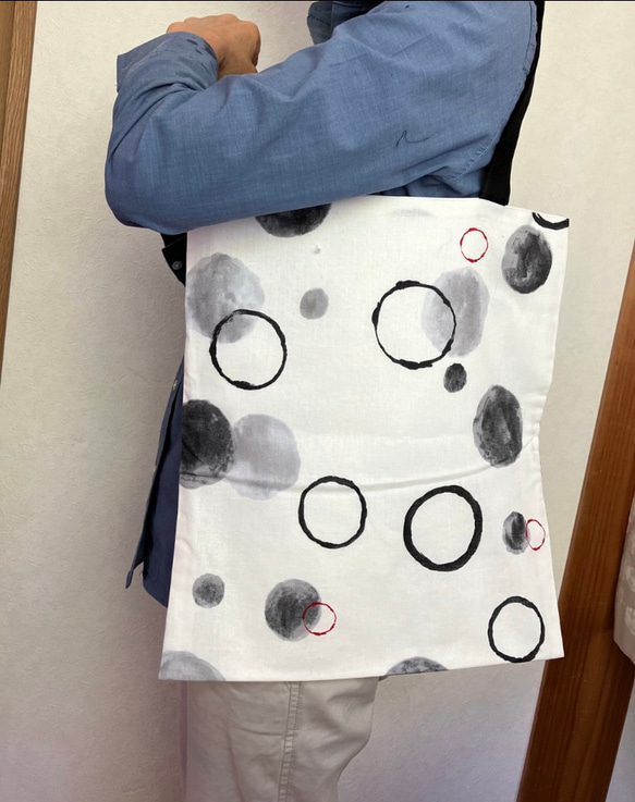 夏のお出かけに〈A4対応〉リネンの水墨画風プリントバッグ(肩掛け) 1枚目の画像