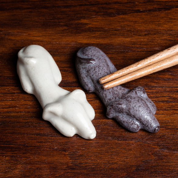 イタリア製陶器のペア犬 イタグレ好きに贈る。手作り陶器のペア箸置き（イタリアングレー