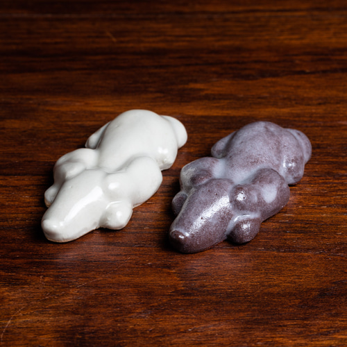ダックスフンド好きに贈る。手作り陶器のペア箸置き（ミニチュア