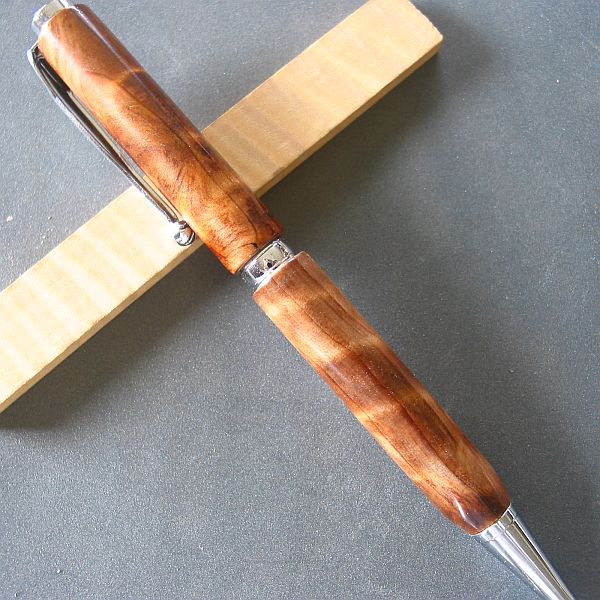 【赤杉】木軸ボールペン　独特の金襴杢【即日発送】　　　　★シャープペンに変更可（右の項目）