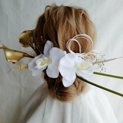 カラーの花×胡蝶蘭×水引きの和装髪飾り　ゴールドのカラーの花の髪飾り　白の胡蝶蘭　白のカラーの花　結婚式ヘアアレンジ　白 2枚目の画像