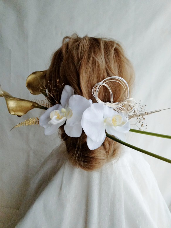 カラーの花×胡蝶蘭×水引きの和装髪飾り　ゴールドのカラーの花の髪飾り　白の胡蝶蘭　白のカラーの花　結婚式ヘアアレンジ　白 2枚目の画像