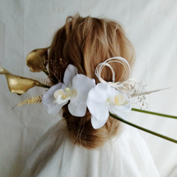 カラーの花×胡蝶蘭×水引きの和装髪飾り　ゴールドのカラーの花の髪飾り　白の胡蝶蘭　白のカラーの花　結婚式ヘアアレンジ　白 1枚目の画像