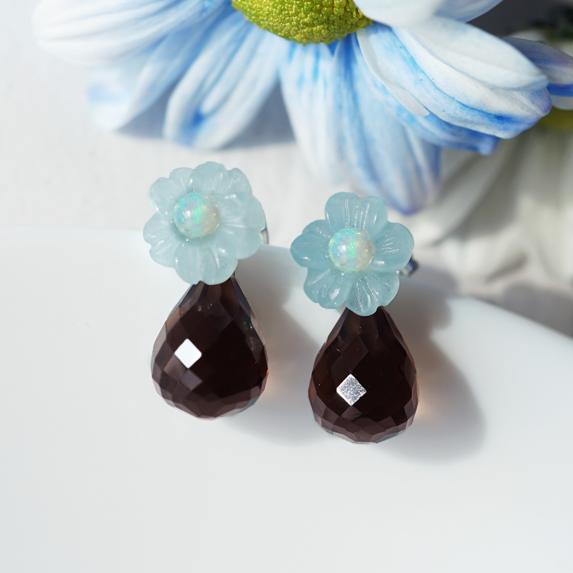 2WAY★アクアマリン彫刻のお花とオパールによるネモフィラの花ピアス・イヤリング可　～瑠璃唐草（るりからくさ）