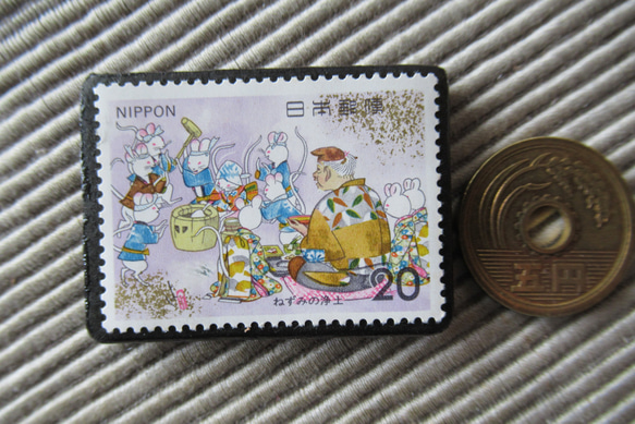 日本　童話「ねずみの浄土」切手ブローチ　5234 3枚目の画像