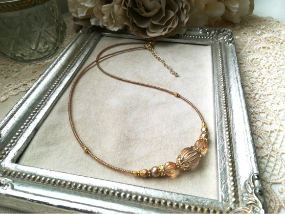 金筋入りアクリルビーズとチェコビーズの少し長めのネックレス 3枚目の画像