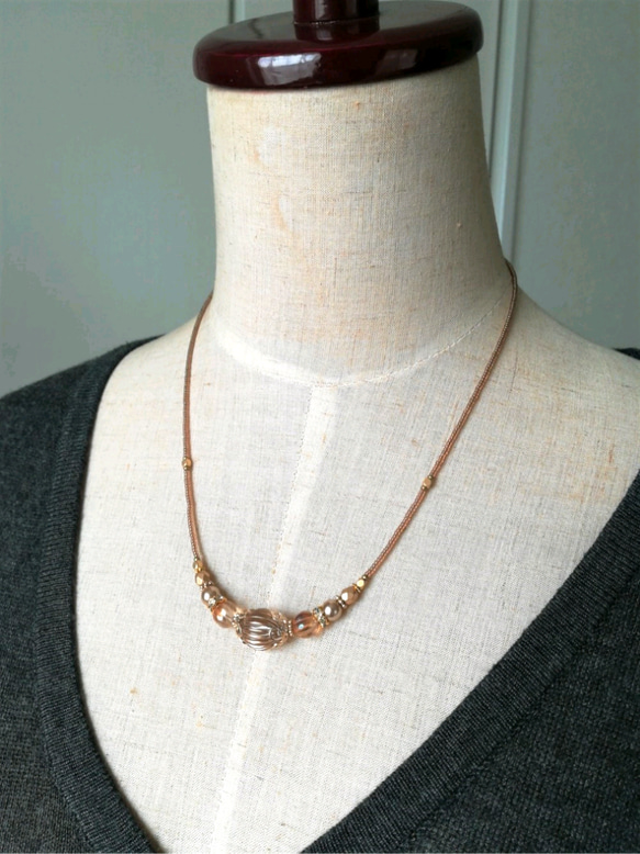 金筋入りアクリルビーズとチェコビーズの少し長めのネックレス 5枚目の画像