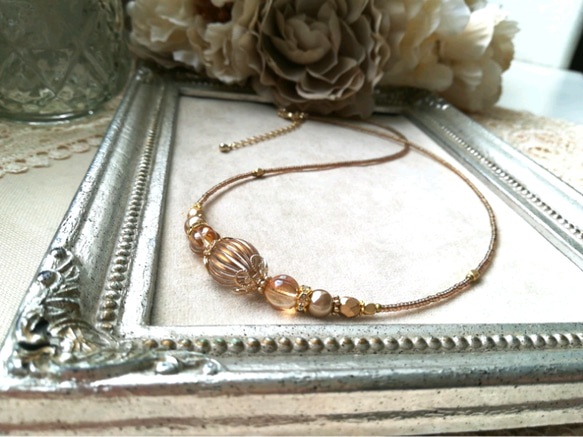 金筋入りアクリルビーズとチェコビーズの少し長めのネックレス 2枚目の画像