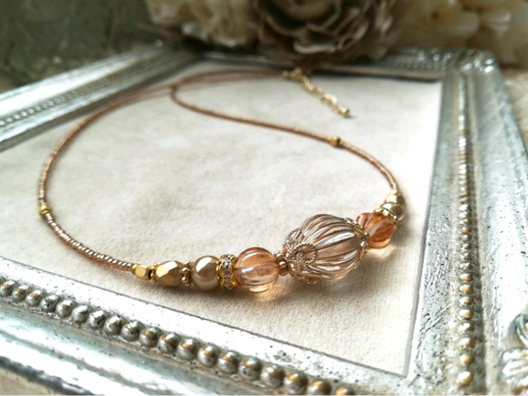 金筋入りアクリルビーズとチェコビーズの少し長めのネックレス 1枚目の画像