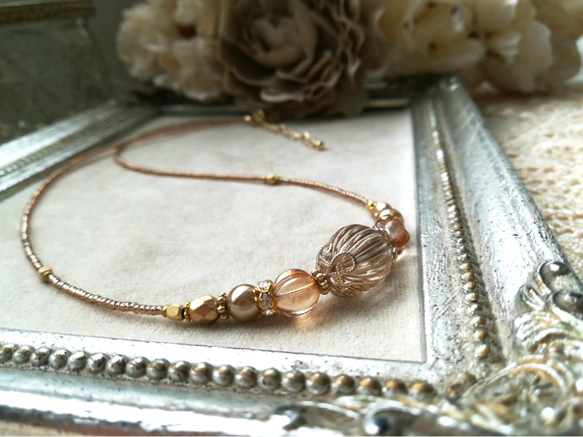 金筋入りアクリルビーズとチェコビーズの少し長めのネックレス 6枚目の画像