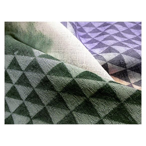 綿ハンカチ&スカーフ（鱗模様）（絞り染）（濃い紫色　濃いグレー色　濃い緑色　白色） 6枚目の画像
